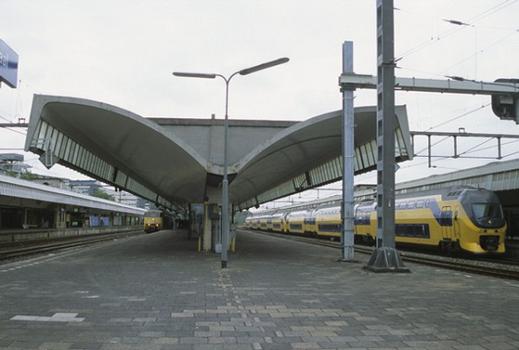 Toiture de la plate-forme de la gare centrale de Rotterdam