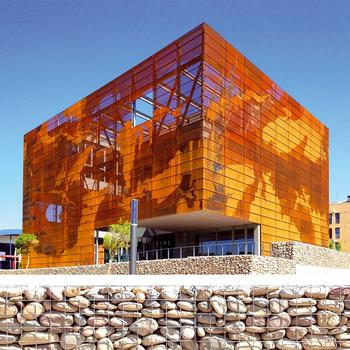 Institut de Geologia de Catalunya a Tremp.  Bâtiment avec l'efficacité énergétique« A ».  La façade est faite d'acier « Corten ». Qui est une représentation de la carte géologique du bassin Tremp 