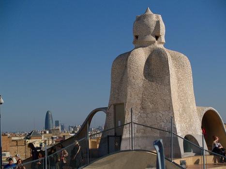 La tour AGBAR et le sommet de la «Casa Mila, La Pedrera»