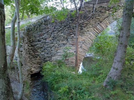 Detail of the irrigation ditch of the left stirrup of the bridge