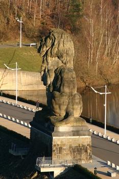 Lion sur la couronne du barrage confectionné en grès du Luxembourg en provenance de la vallée de la Sûre