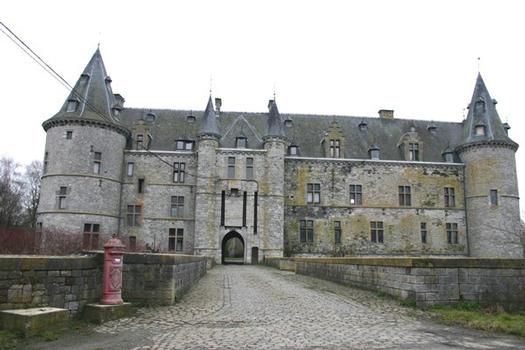Vue sur le pont du Château de Fallais et la façade avec les vestiges des ponts levis