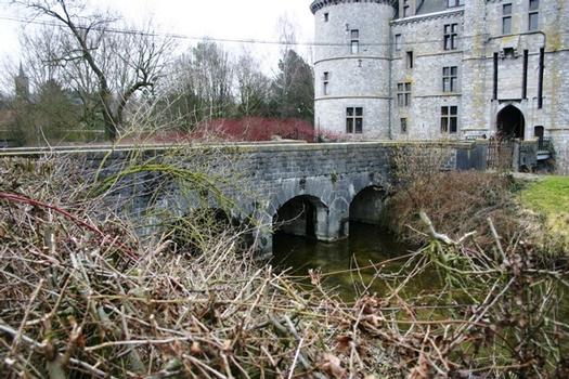 Le pont sur les douves du Château