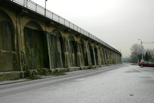 Dam containing the Albert Canal at the industrial port of Lixhe