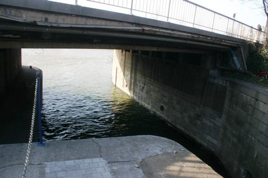 Schleuse Angleur oder Schleuse N° 1 Schleusenbecken flussabwärts Ausfahrt in die Maas