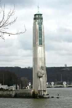 Der Albertkanal in Lüttich mit dem Leuchturm und der Statue des Königs Albert der Erste