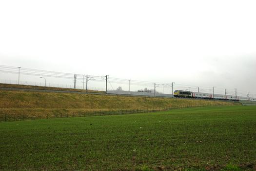 La ligne LGV au Nord de Waremme, la rame roule en direction de Bruxelles