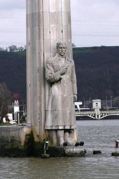 Statue of Albert I at the entrance to the canal
