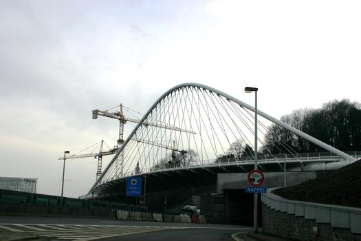 Die Brücke über der Einfahrt zum Tunnel von Cointe Richtung Ardennen