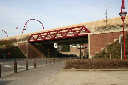 Eisenbahnbrücke und Fußgängerbrücke über die Rue Wauters in Vaux-sous-Chèvremont