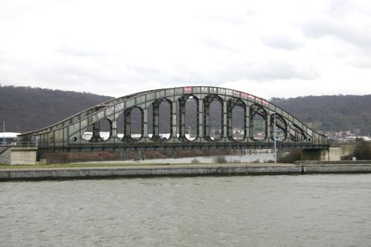 Die Monsinbrücke über dem Schleusenbecken gesehen vom linken Kanalufer