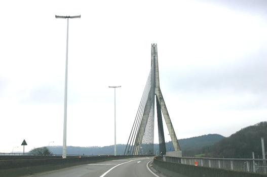 Le Pont Père Pire vu de la rive gauche de la Meuse