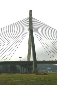 Le Pont Père Pire vu de la rive gauche de la Meuse