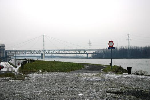 Pont-pipeline de Lixhe devant le Pont des Allemands