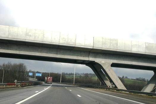 Eisenbanviadukt über die Autobahnausfahrt Battice