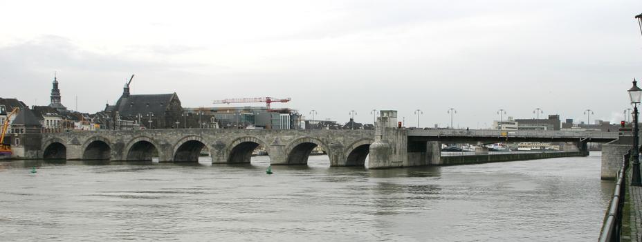 Pont Saint Servais vu de la rive droite, a droite le pont levant