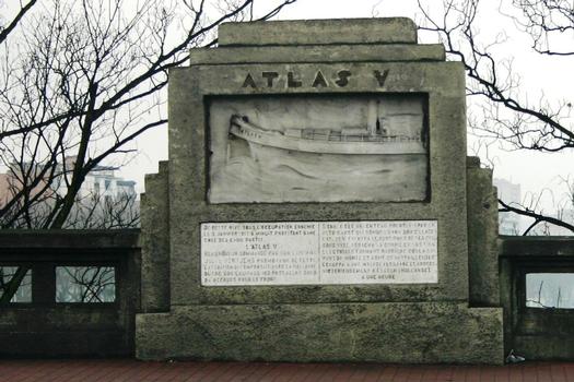 Monument commémoratif sur le Pont Atlas