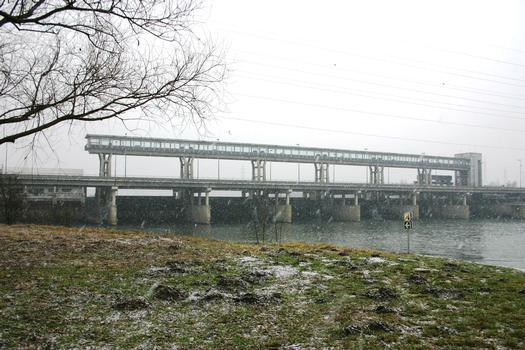 Staudamm & Brücke in Lixhe