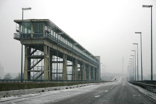 Staudamm & Brücke in Lixhe