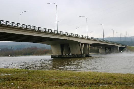 Le Pont d'Ampsin vu d'en amont de la rive gauche de la Meuse