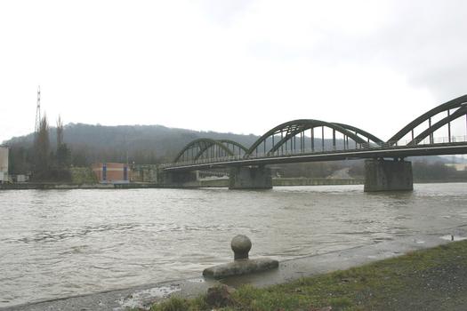 Le Pont d'Engis vu d'en aval sur la rive gauche de la Meuse