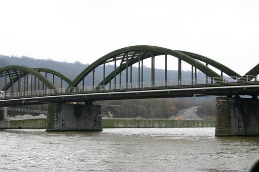 Le Pont d'Engis vu d'en aval sur la rive gauche de la Meuse