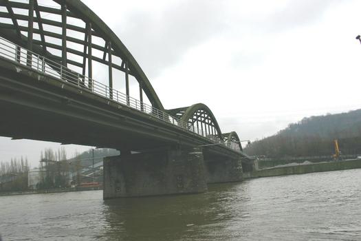 Le Pont d'Engis vu d'en amont sur la rive gauche de la Meuse