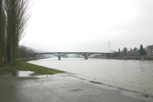 Le Pont d'Ombret vu d'en aval de la rive droite de la Meuse