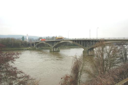 Le pont de Hermalle vu d'en aval rive gauche de la Meuse
