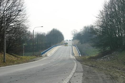 Brücke der Nationalstrasse 627 über die E 40 und den LGV Tunnel Nähe Herve