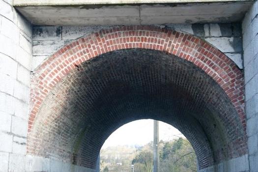 Arc en briques du pont ferroviaire à Hony sur le chemin de halage du canal vu d'en amont (bief de Hony)