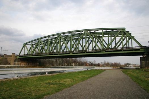 Le pont ferroviaire de la ligne 21A franchissant le canal Albert près de Kuringen