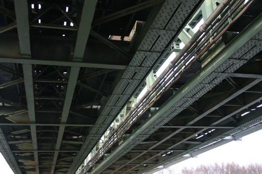 Le pont ferroviaire de la ligne 21A franchissant le canal Albert près de Kuringen