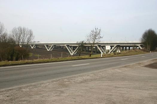 Pont LGV Ligne Bruxelles Cologne sur le tronçon L3 franchissant la Nationale 621 et la rue de José à la sortie de la Tranchée d'Ensival en direction Allemagne