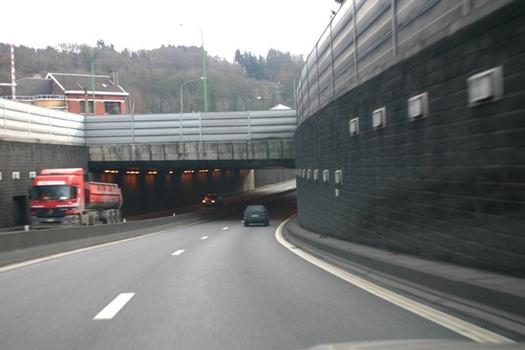 E25 (A26) - Unterführung unter den Boulevard de l'Ourthe nach der Sauheid-Brücke in Richtung der Ardennen