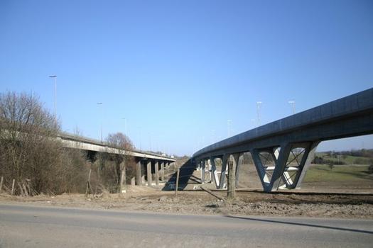 Viaduc de José à côté du viaduc autoroutier de la E40