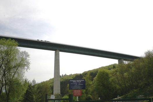 Le viaduc de la vallée de la Sûre.Ce pont frontalier fait liaison entre l'autoroute A1 au Luxembourg avec l'autoroute A64 en Allemagne