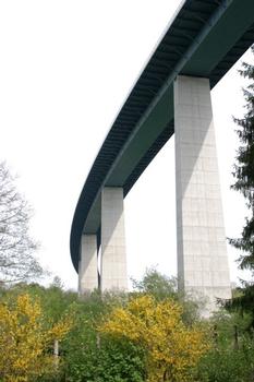 Le viaduc de la vallée de la Sûre.Ce pont frontalier fait liaison entre l'autoroute A1 au Luxembourg avec l'autoroute A64 en Allemagne