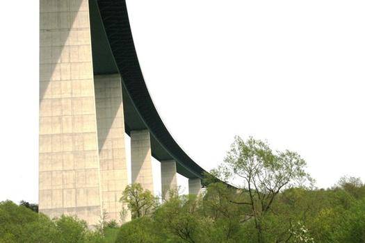 Die Sauertalbrücke. Diese Grenzbrücke verbindet die Autobahn A1 in Luxemburg mit der Autobahn A64 in Deutschland