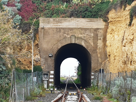 Faro di Porto Torres-Tunnel