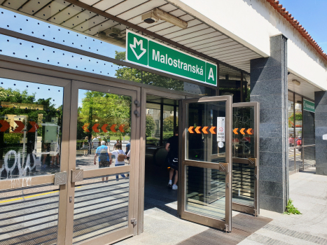 Metrobahnhof Malostranská