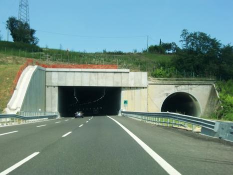 Novilara Tunnel: Novilara Tunnel central tube (on the left, after widening to three lanes) and eastern tube southern portals