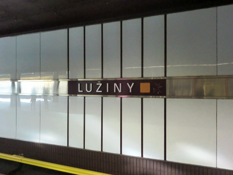 Metrobahnhof Lužiny