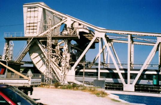 Klappbrücke über den Bordigue-Kanal