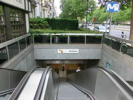 Boileau Premetro Station access