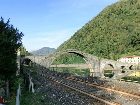 Maddalena Bridge : The arch on the left was built between August and November 1898 to allow the passage of the Lucca-Aulla railroad