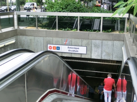 Botanique Metro Station access