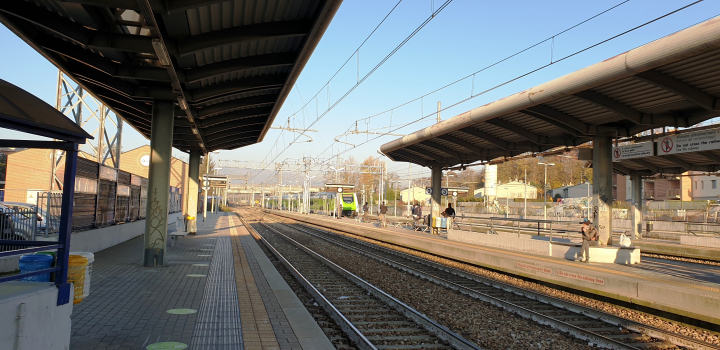 Carnate-Usmate Station