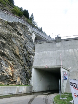 Tunnel an der Talsperre Luzzone