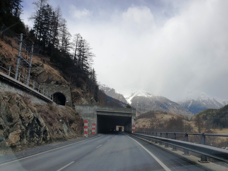 Tunnel de Sassella Road